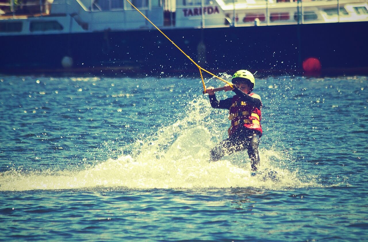 Jeune garçon s'essayant au ski nautique