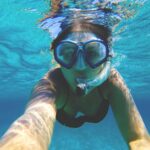 femme faisant un selfie en pratiquant le snorkeling